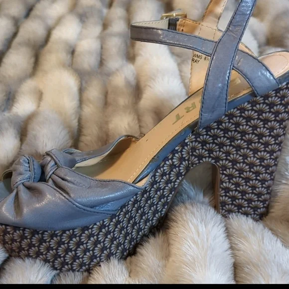 Cutest sunflower heels Report Shoes 💕 - Picture 5 of 9